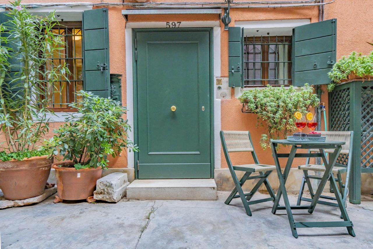 Lo Squero 1 The Secret Courtyard In Dorsoduro Appartement Venetië Buitenkant foto