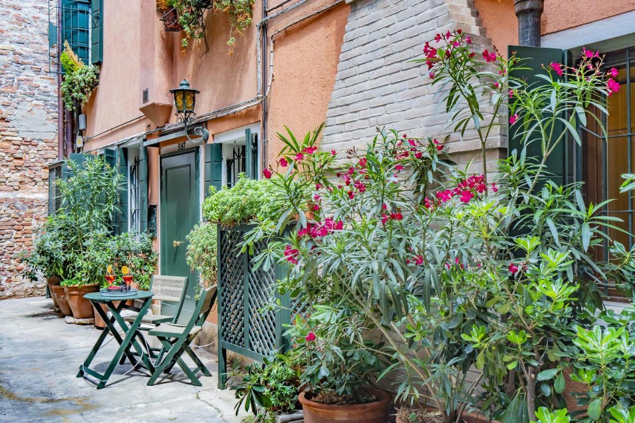 Lo Squero 1 The Secret Courtyard In Dorsoduro Appartement Venetië Buitenkant foto