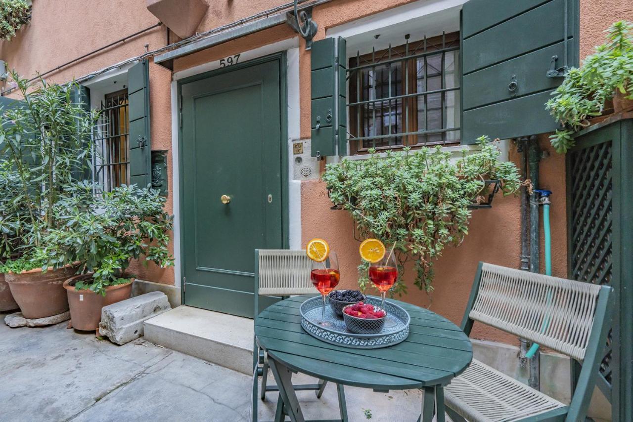 Lo Squero 1 The Secret Courtyard In Dorsoduro Appartement Venetië Buitenkant foto