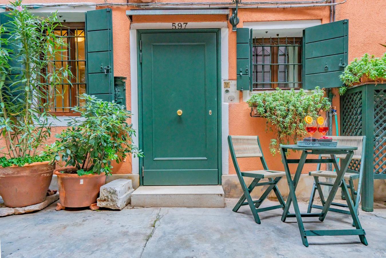 Lo Squero 1 The Secret Courtyard In Dorsoduro Appartement Venetië Kamer foto