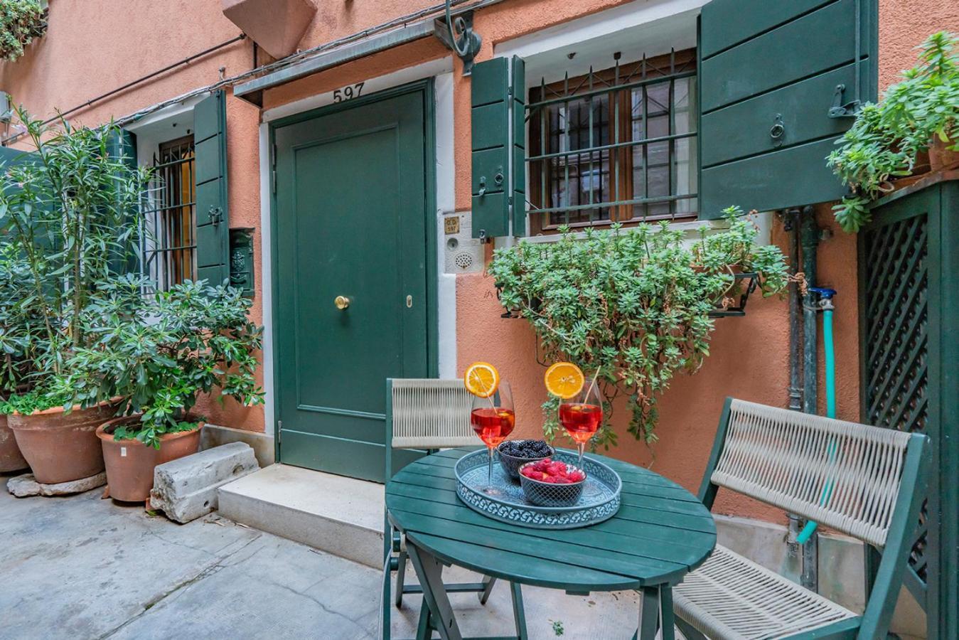 Lo Squero 1 The Secret Courtyard In Dorsoduro Appartement Venetië Kamer foto